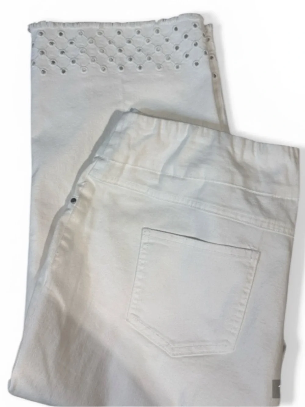 Plus Size 18 Ruby Rd. White Capri Jeans with Embroidered Eyelets Bottom Hem